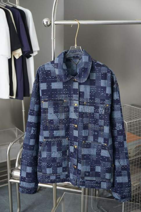 Picture of LV Sweater Suits _SKULVS-XLhgntx1541141